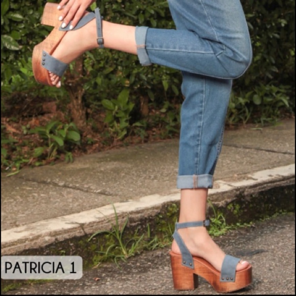 Platform with wooden sole tied to the anckle, Aprox 4” heel